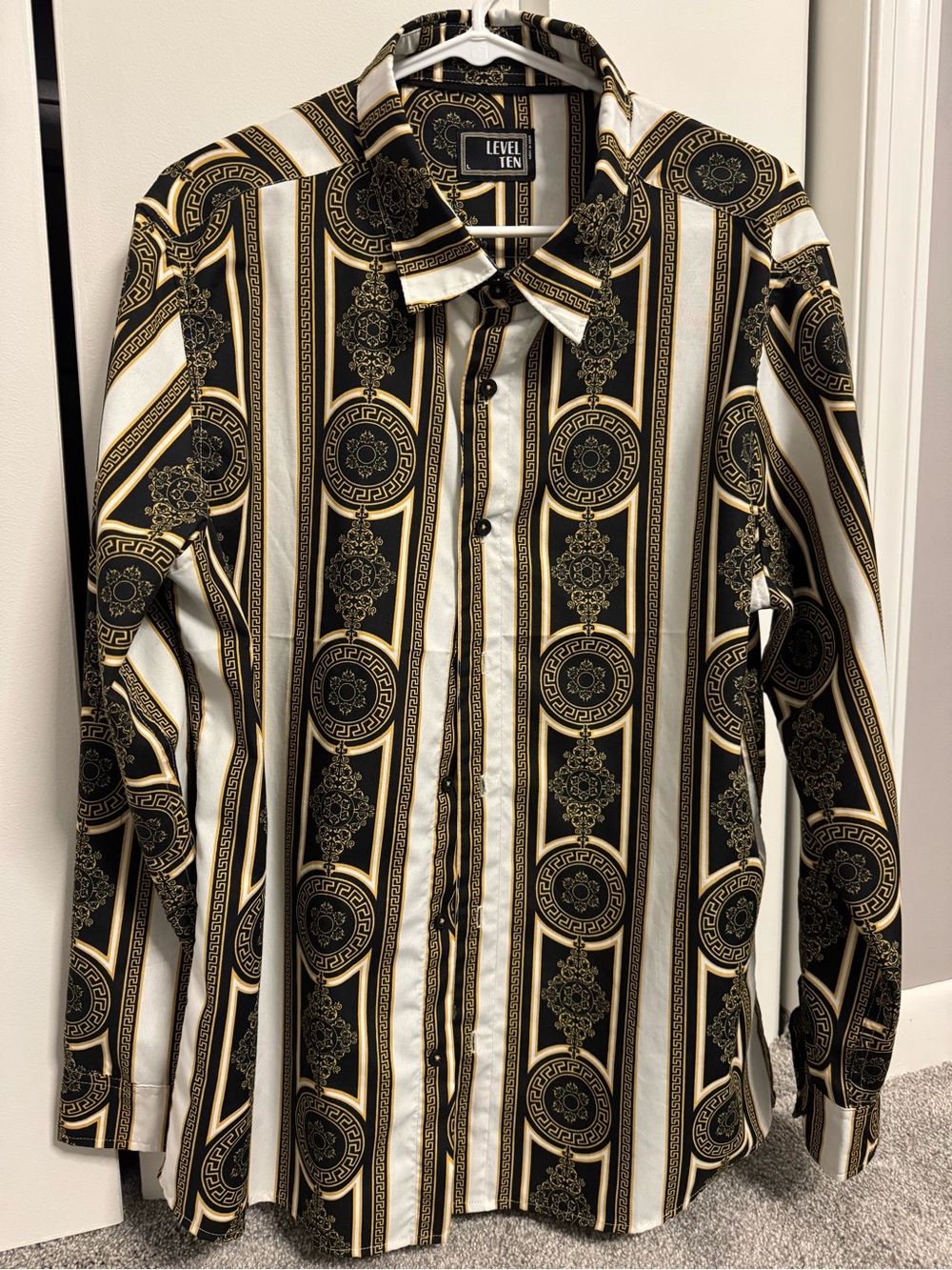 LEVEL TEN Men’s Large 100% Polyester Longsleeved Button up shirt Black and Gold